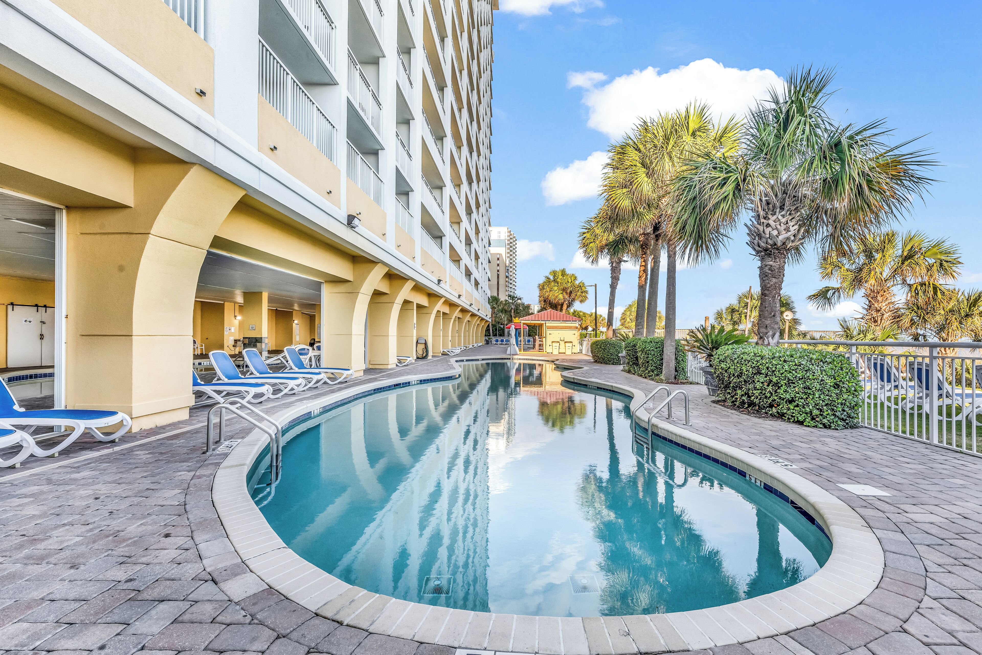 2 innendørsbassenger,2 utendørsbassenger, bassengparasoller og solsenger