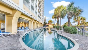 2 innendørsbassenger,2 utendørsbassenger, bassengparasoller og solsenger