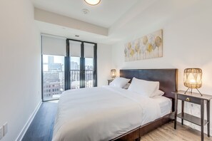 3 habitaciones, tabla de planchar con plancha, wifi y ropa de cama 