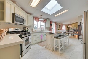 Réfrigérateur, micro-ondes, plaque de cuisson, lave-vaisselle