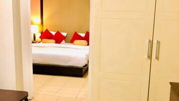 Deluxe Double Room, City View | Living area