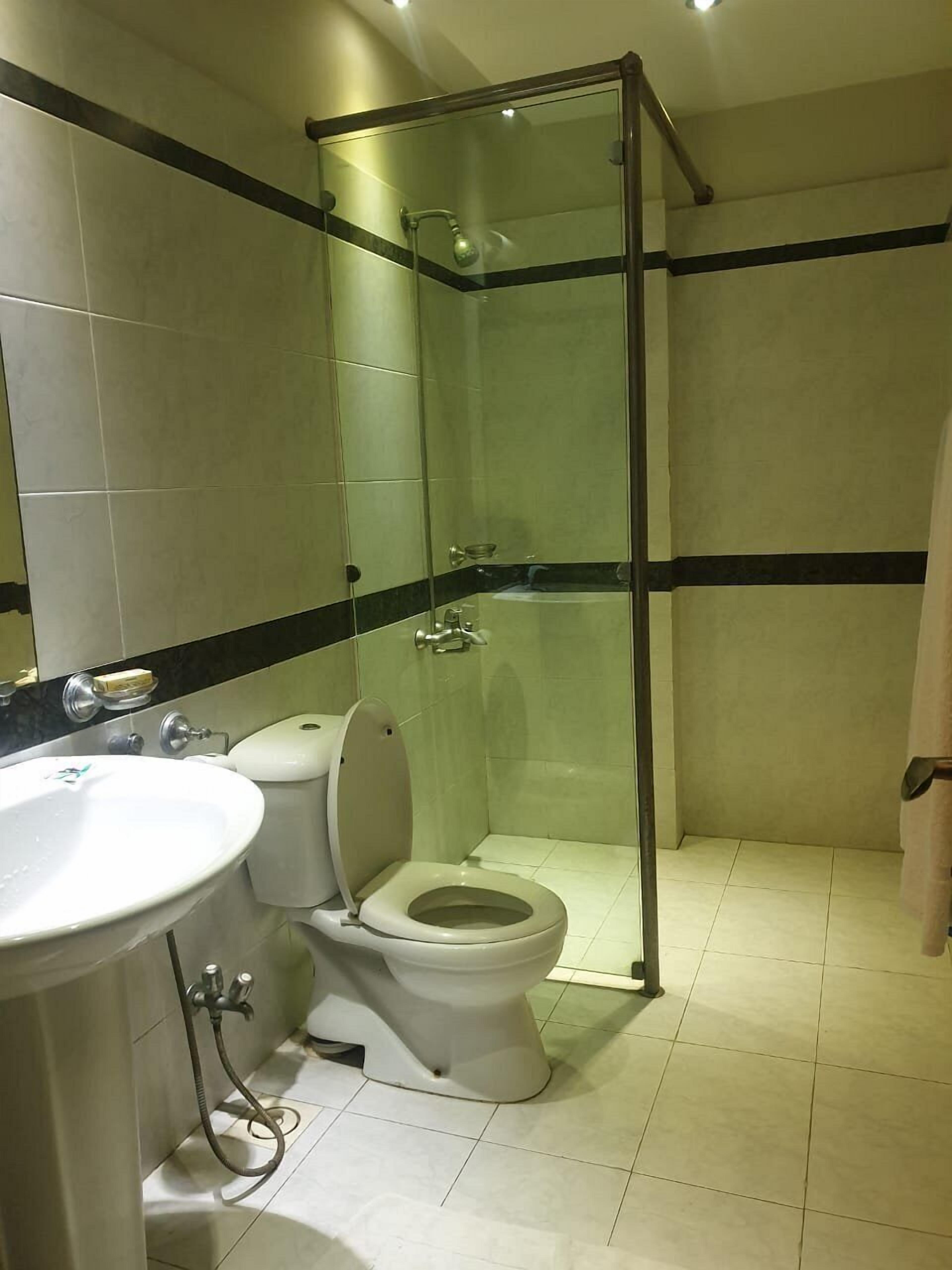 Vòi sen/bồn tắm kết hợp, máy sấy tóc, khăn tắm 