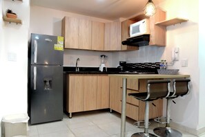 Réfrigérateur, micro-ondes, plaque de cuisson, cafetière/bouilloire