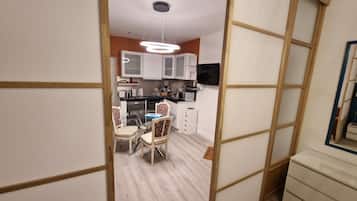 Frigorífic, microones, forn i placa de cuina