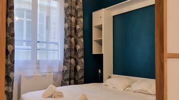 1 dormitori, escriptori i planxa i posts de planxar