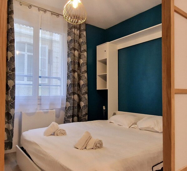 1 Schlafzimmer, Schreibtisch, Bügeleisen/Bügelbrett, Reisekinderbett