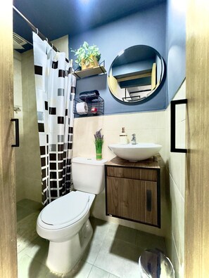 Douche, serviettes fournies, savon, papier toilette