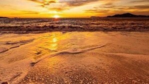 Pantai di sekitar