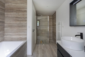 Luxury-Villa, Meerblick | Badezimmer | Badewanne und Dusche (separat), Haartrockner, Handtücher, Seife