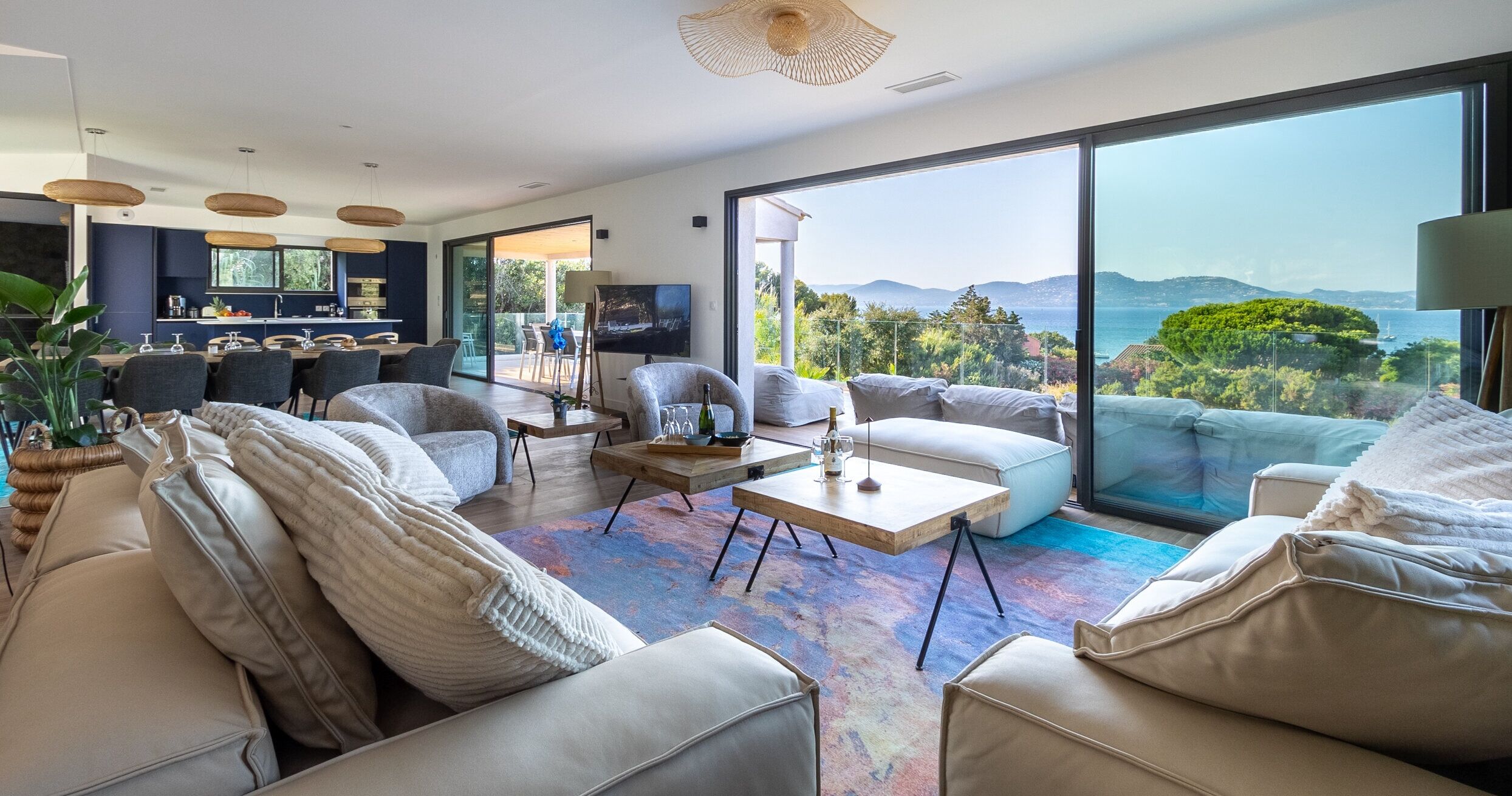 Luksusvilla, sjøutsikt | 5 soverom, senger med Select Comfort-madrass og individuelt dekorert