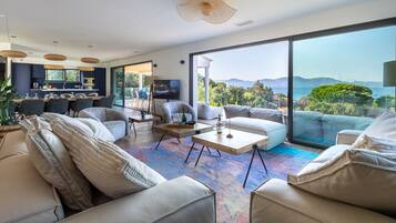 Luksusvilla, sjøutsikt | 5 soverom, senger med Select Comfort-madrass og individuelt dekorert