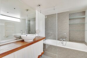 Hårføner, håndklær, såpe og sjampo