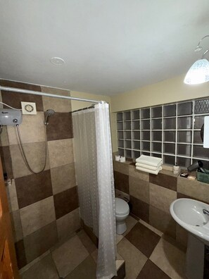 A bathroom with a shower, toilet, and sink. - Luxury , casa estilo colonial, calle resbalosa 520 (Cusco)