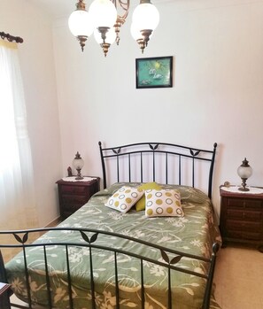 2 bedrooms, iron/ironing board, WiFi, bed sheets