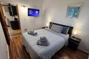 3 bedrooms, desk, iron/ironing board, travel cot - Spacious Dells Home • Arcade Games • Near Waterparks (Wisconsin Dells)