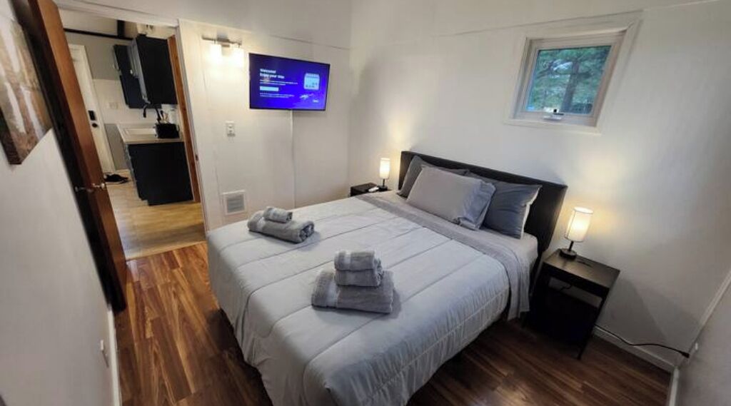 3 bedrooms, desk, iron/ironing board, travel crib