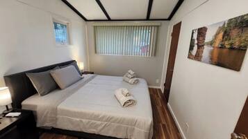 3 bedrooms, desk, iron/ironing board, travel crib