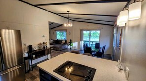 Frigorífico, microondas, horno y placa de cocina