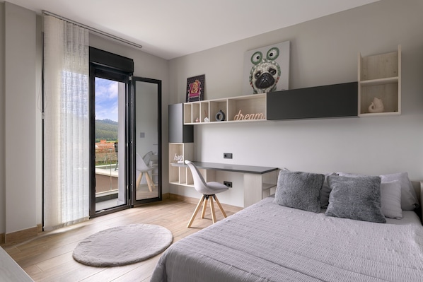 3 bedrooms, desk, iron/ironing board, travel cot