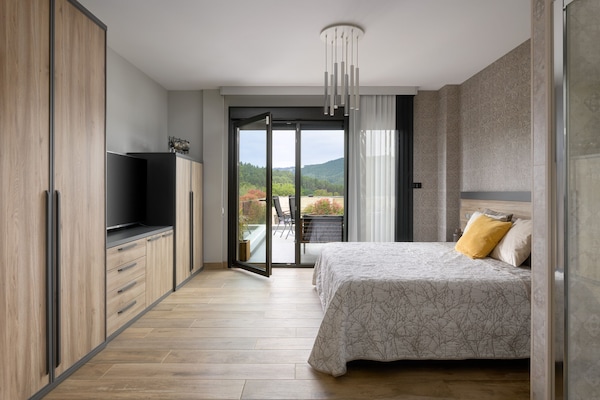 3 makuuhuonetta, työpöytä, silitysrauta/-lauta, vauvan matkasänky