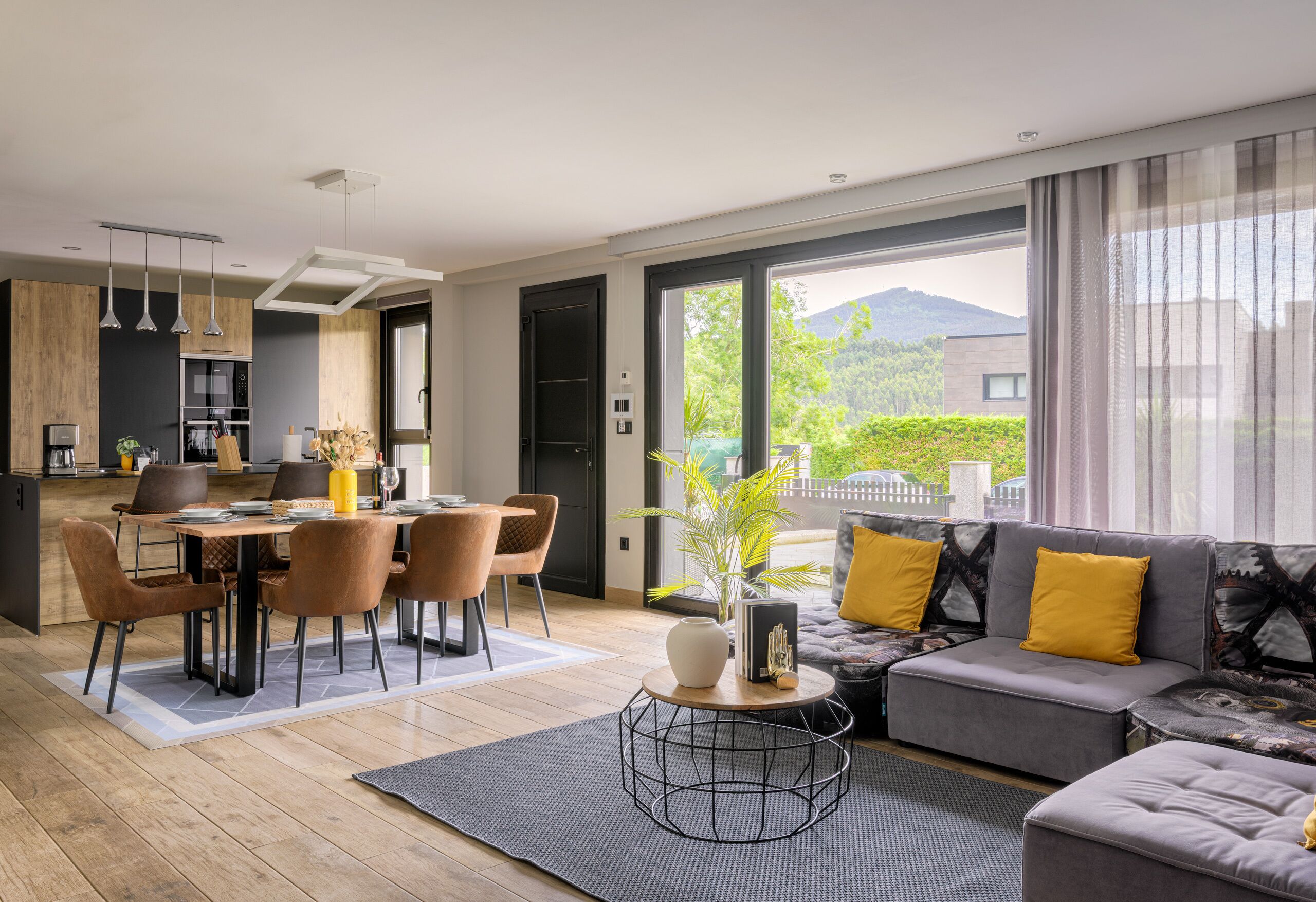 TV connectée, livres, chaîne hi-fi