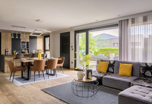 Smart TV, books, stereo