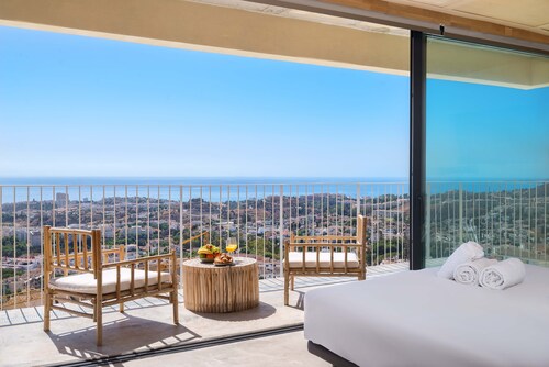 Spacious Villa with great views!