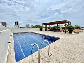 Pool - Modern Comfort: Spacious 2BR in Walled City (Cartagena de Indias)