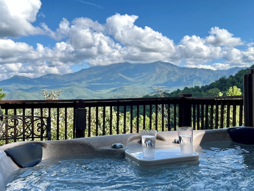 Beautiful Cabin in Chalet Village. Hot Tub, 3 Decks, Stunning Mountain Views 