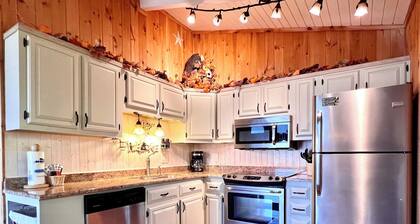 Beautiful Cabin in Chalet Village. Hot Tub, 3 Decks, Stunning Mountain Views