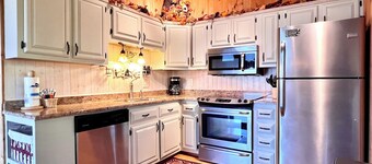 Beautiful Cabin in Chalet Village. Hot Tub, 3 Decks, Stunning Mountain Views