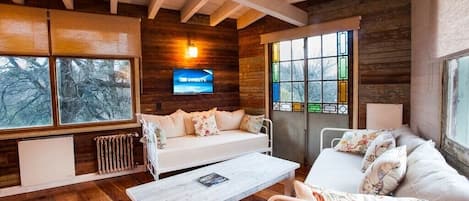 Apartemen Standar | Area keluarga | TV layar datar