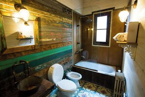 Design appartement | Badkamer | Een haardroger, handdoeken, zeep, shampoo