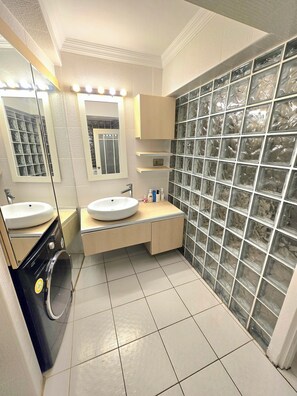 Hair dryer, towels, soap, toilet paper - 2-bedroom condo in enchanting Istanbul with WiFi, AC (Sisli)