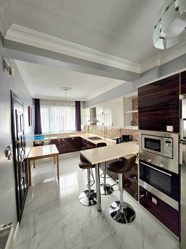Private kitchen - 2-bedroom condo in enchanting Istanbul with WiFi, AC (Sisli)
