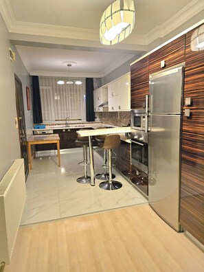 Private kitchen - 2-bedroom condo in enchanting Istanbul with WiFi, AC (Sisli)