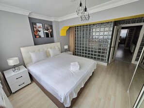 2 bedrooms, iron/ironing board, WiFi, bed sheets - 2-bedroom condo in enchanting Istanbul with WiFi, AC (Sisli)