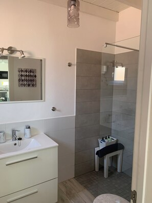 Haartrockner, Handtücher, Seife, Shampoo