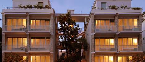 Fassade der Unterkunft – Abend/Nacht
