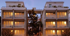 Fachada da propriedade à noite