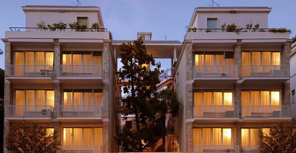 Voorkant accommodatie - avond/nacht