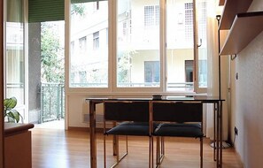 Estúdio superior | Cofres nos quartos, escrivaninha, ferros/tábuas de passar roupa