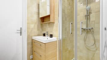 Douche, sĂšche-cheveux, serviettes fournies