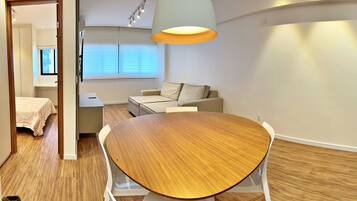 1 quarto, escrivaninha, ferros/tábuas de passar roupa, Wi-Fi de cortesia