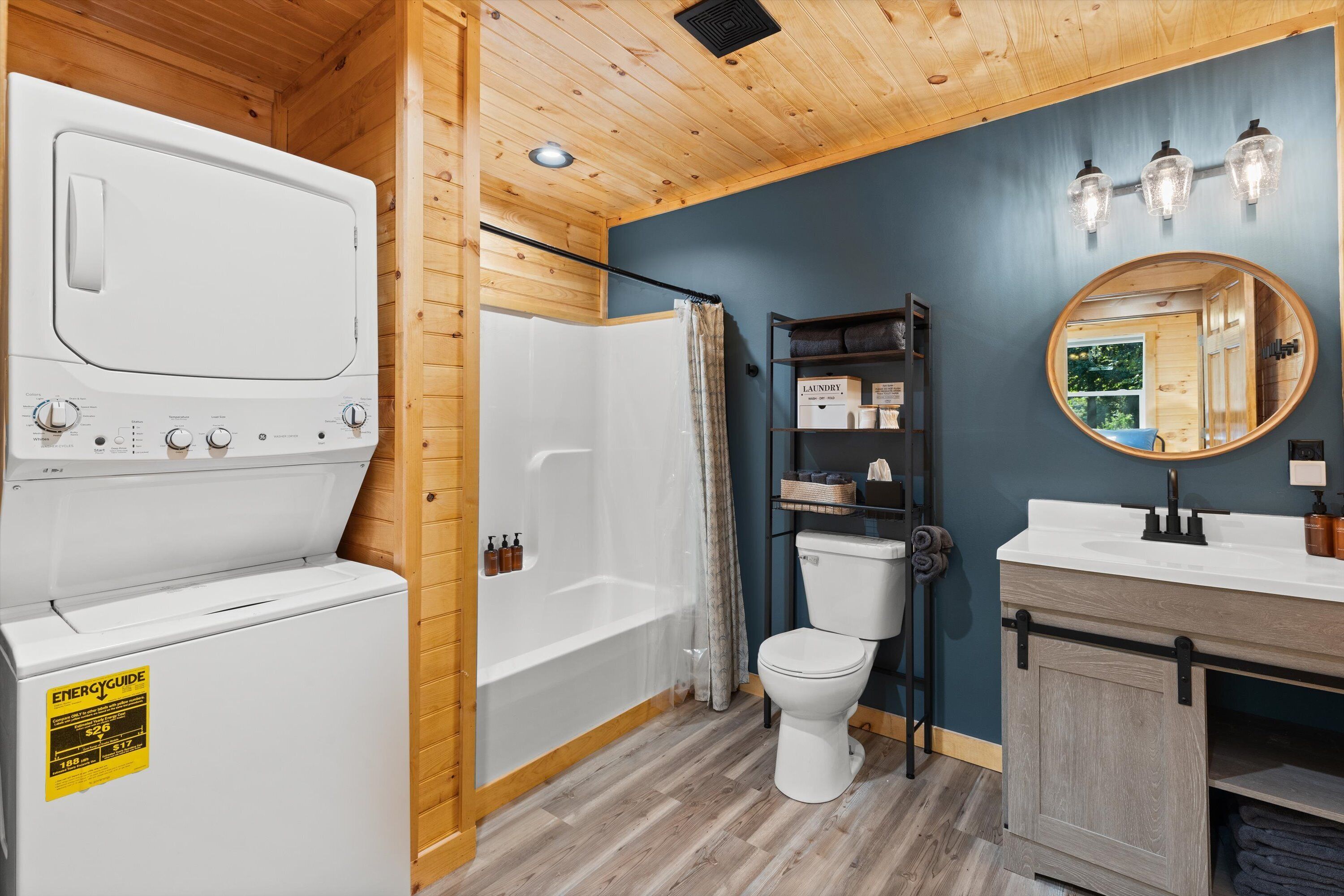 Secador de pelo, toallas, jabón y champú