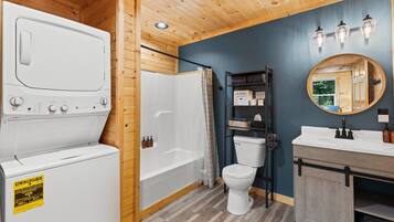 Secador de pelo, toallas, jabón y champú