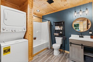 Sèche-cheveux, serviettes fournies, savon, shampoing