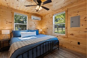 2 bedrooms, travel crib, WiFi, bed sheets - Riverfront~Firepit~Fishing~20 Min Lake Cumberland~Game Table (Jamestown)