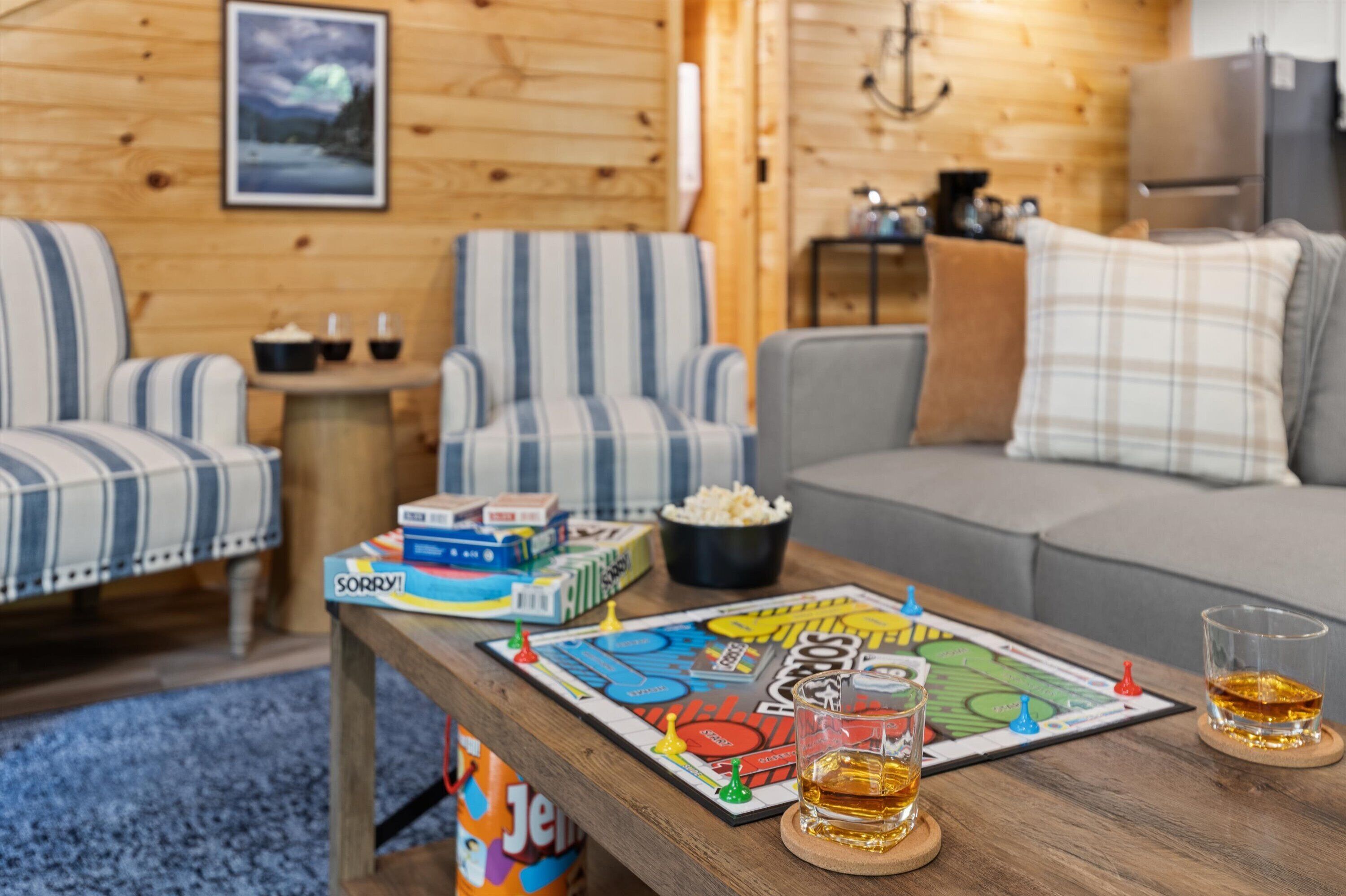 Una Smart TV, una chimenea, un futbolín
