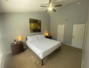 3 bedrooms, desk, iron/ironing board, free WiFi - New 3 BR House in Huntersville (Huntersville)